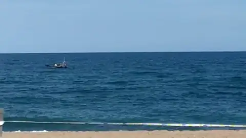 Desalojada la playa de Sant Sebastià de Barcelona por un posible artefacto explosivo en el mar Desalojada la playa de Sant Sebastià de Barcelona por un posible artefacto explosivo en el mar