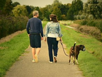 Pareja paseando en un entorno rural