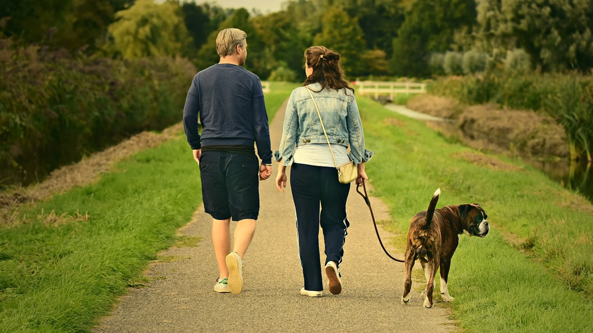 Pareja paseando en un entorno rural Pareja paseando en un entorno rural