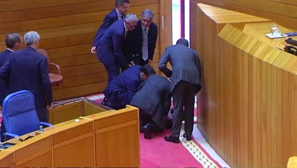 Desmayo de un ujier durante el debate en el Parlamento gallego