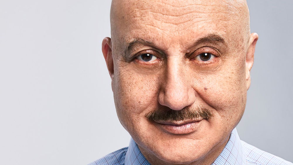 Anupam Kher interpreta al Dr. Vijay Kapoor en ‘New Amsterdam’