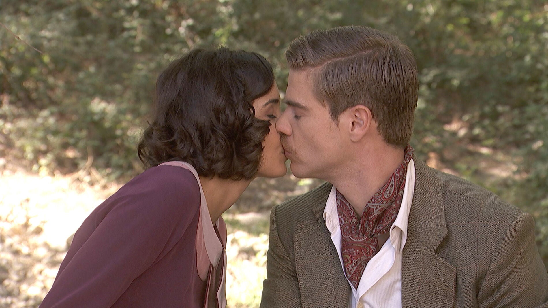 'El secreto de Puente Viejo': Rosa y Adolfo se besan a escondidas de todos 