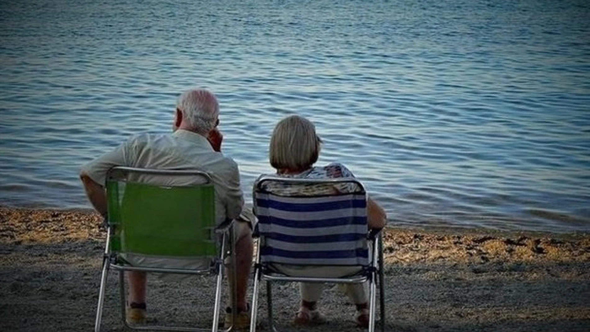 Una pareja de ancianos en la playa (Archivo) Una pareja de ancianos en la playa (Archivo)