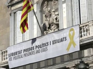 Pancarta de apoyo a los presos en el Palau de la Generalitat