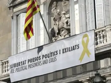 Pancarta de apoyo a los presos en el Palau de la Generalitat Pancarta de apoyo a los presos en el Palau de la Generalitat