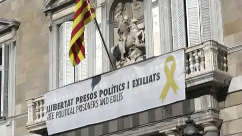 Pancarta de apoyo a los presos en el Palau de la Generalitat Pancarta de apoyo a los presos en el Palau de la Generalitat