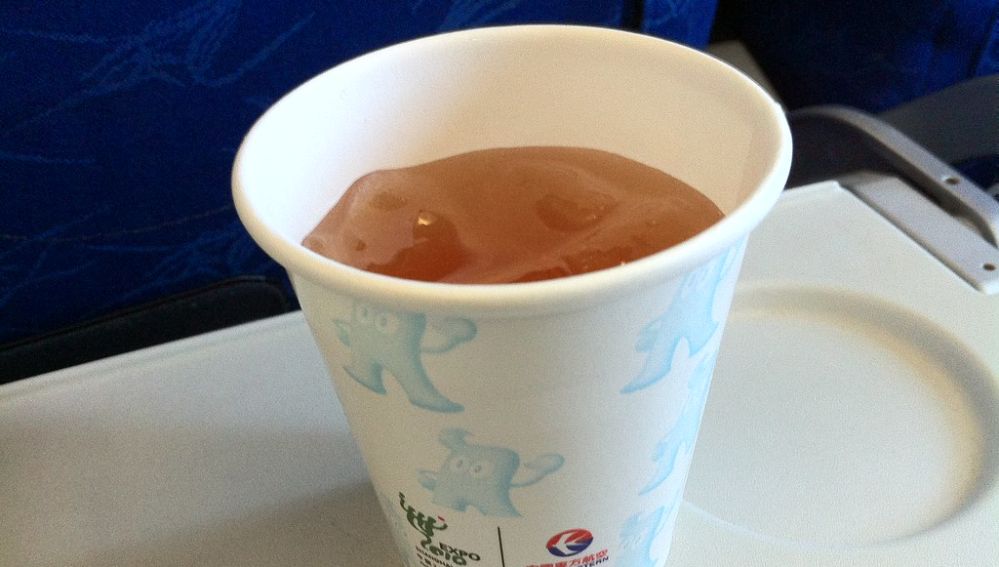Por qué no deberías pedir café o té en el avión