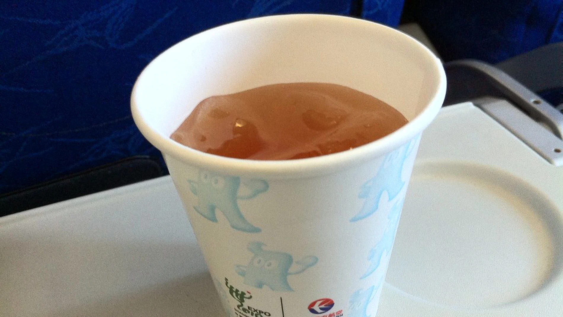 Por qué no deberías pedir café o té en el avión