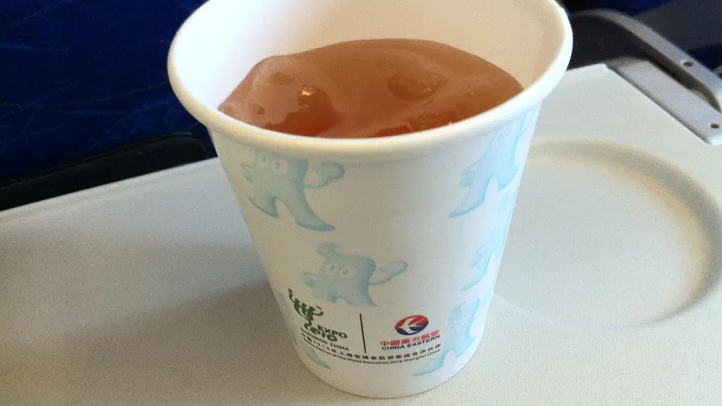 Por qué no deberías pedir café o té en el avión Un té de avión