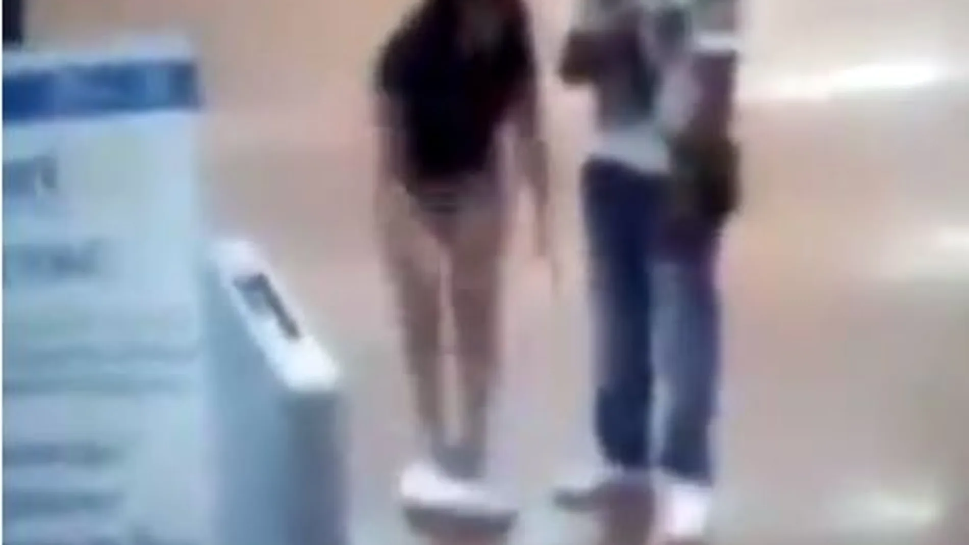 Se desnuda para demostrar que no ha robado Se desnuda para demostrar que no ha robado
