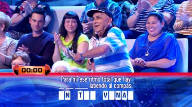 Arturo Valls concede un baile de consolación a un espontáneo del público de '¡Ahora caigo!' 
