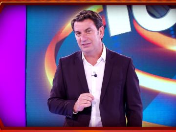 Arturo Valls felicita a '¡Boom!' por su 5º aniversario fiel a su estilo: ¡con un chiste! 