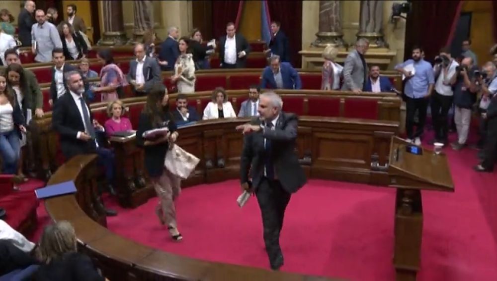 Bronca en el Parlament por el encarcelamiento de los CDR: Torrent expulsa a Carrizosa, que deja su escaño acompañado del partido