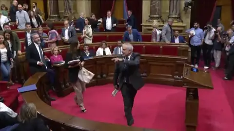 Bronca en el Parlament por el encarcelamiento de los CDR: Torrent expulsa a Carrizosa, que deja su escaño acompañado del partido Bronca en el Parlament por el encarcelamiento de los CDR: Torrent expulsa a Carrizosa, que deja su escaño acompañado del partido