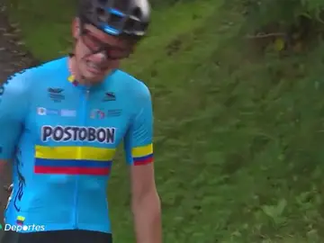 La desgarradora imagen de un ciclista que rompe a llorar tras quedarse tirado a 77 Kilómetros de la meta La desgarradora imagen de un ciclista que rompe a llorar tras quedarse tirado a 77 Kilómetros de la meta