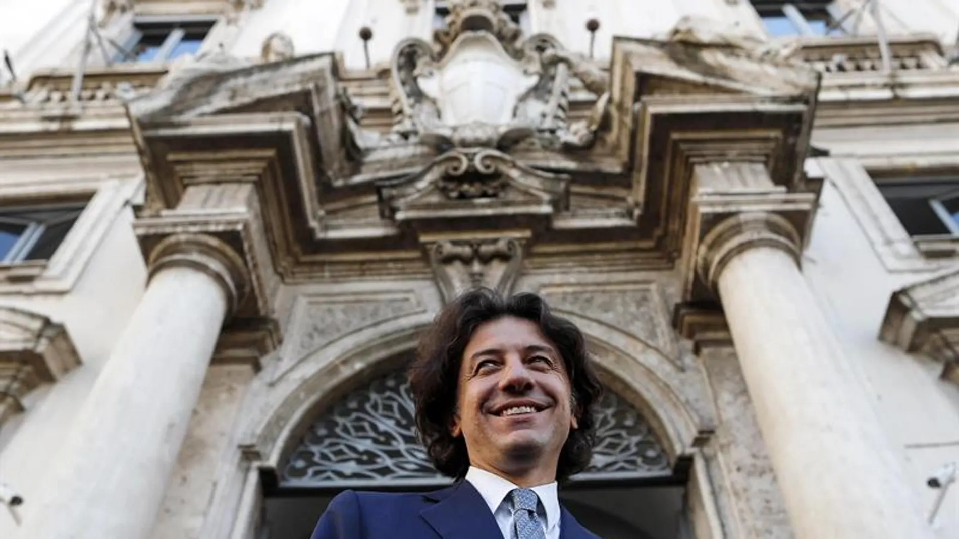 Marco Cappato ha celebrado la sentencia del Tribunal Constitucional como una "victoria de la desobediencia civil". En la foto, Cappato aparece a las puertas de los juzgados Marco Cappato ha celebrado la sentencia del Tribunal Constitucional como una "victoria de la desobediencia civil". En la foto, Cappato aparece a las puertas de los juzgados