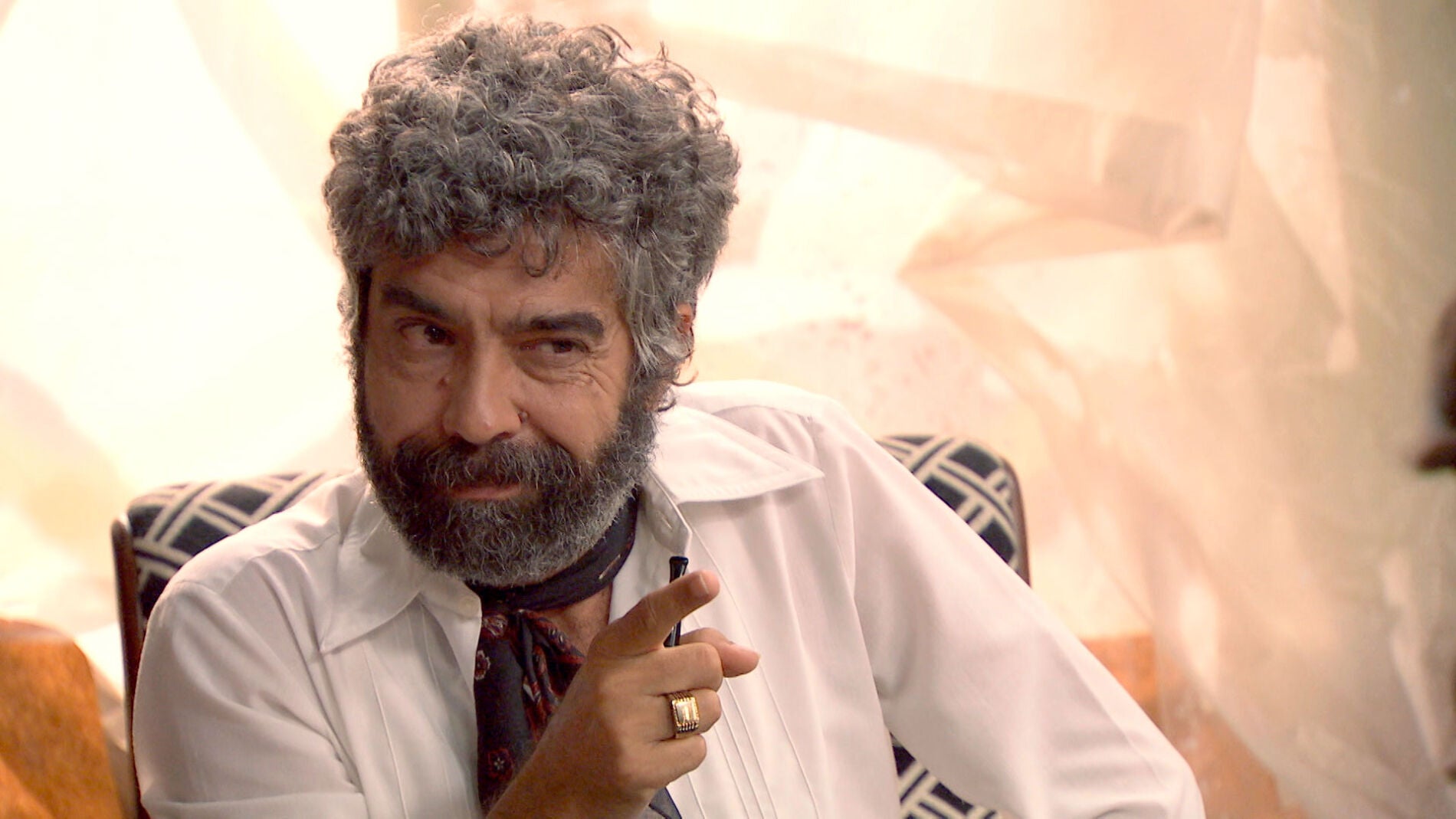 Curtis y Jose buscan incansablemente a un delincuente de fiar