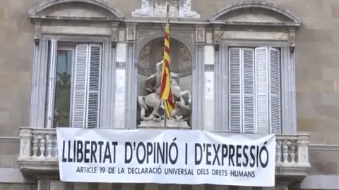 Imagen de la pancarta colocada en la Generalitat "por la libertad de expresión" Imagen de la pancarta colocada en la Generalitat "por la libertad de expresión"