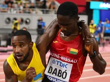 Estos dos atletas protagonizaron una imagen insólita en el mundial de atletismo Estos dos atletas protagonizaron una imagen insólita en el mundial de atletismo