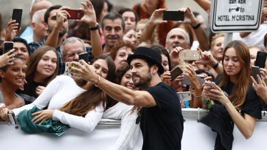 Las pintas con las que Mario Casas ha levantado pasiones en el Festival de Cine de San Sebastián 