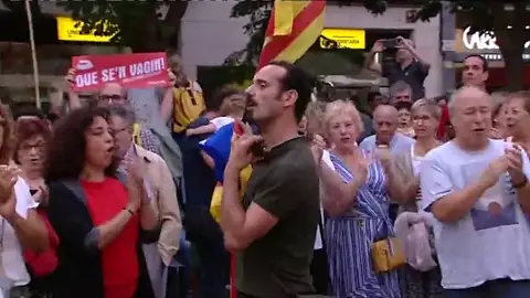 Acoso a los guardias civiles y policías en Cataluña: "Pim, pam, pum, que no quede ninguno" Acoso a los guardias civiles y policías en Cataluña: "Pim, pam, pum, que no quede ninguno"