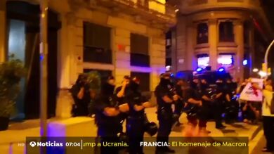 Escrache en Barcelona a una comisaría de la Policía Nacional custodiada por los Mossos d'Esquadra