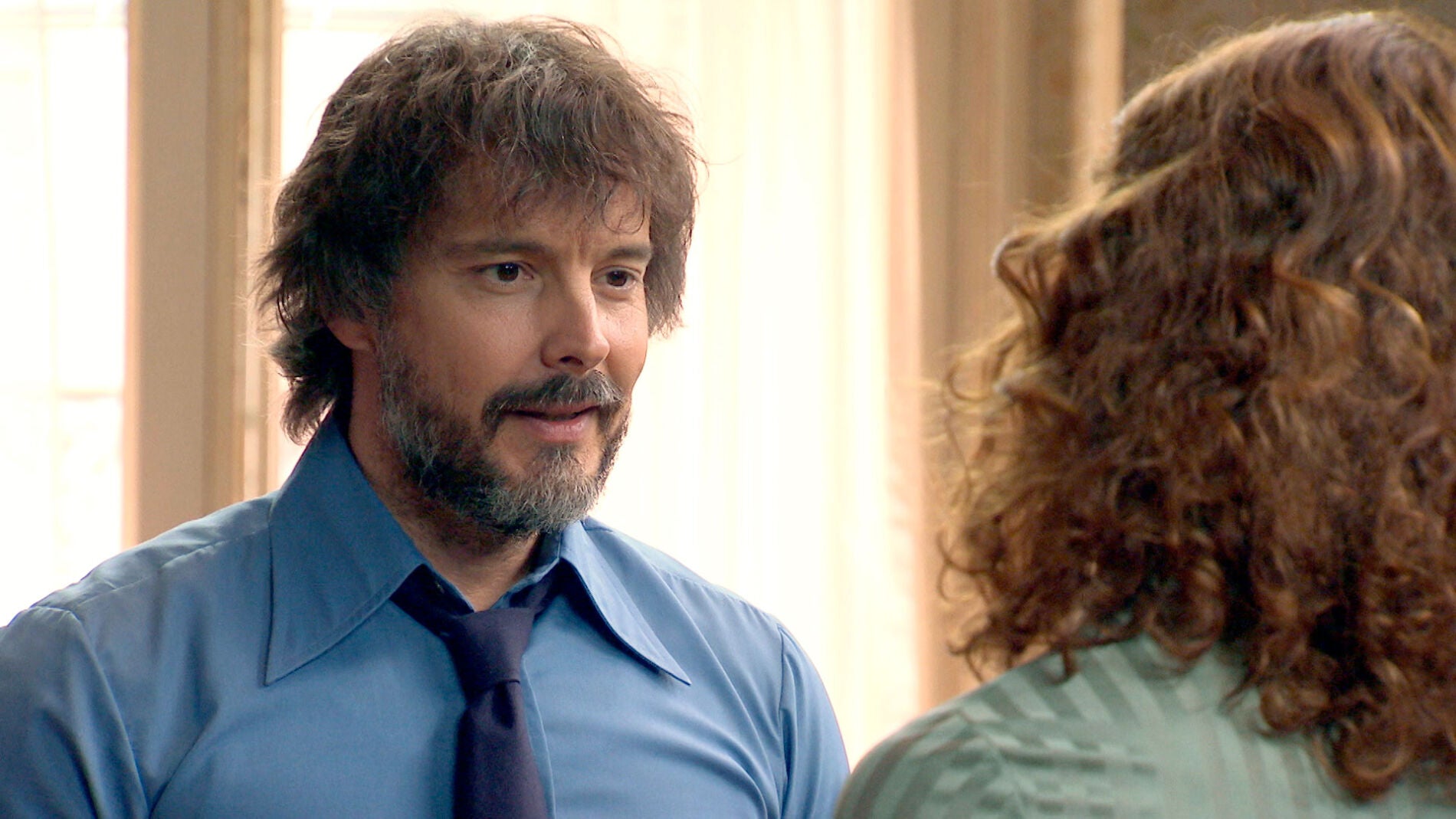 Guillermo se disculpa con Julia por no haber confiado en ella