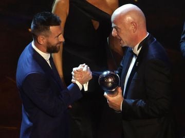 Leo Messi recibe el premio The Best de las manos de Gianni Infantino