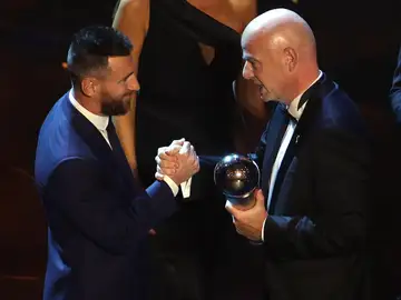 Leo Messi recibe el premio The Best de las manos de Gianni Infantino Leo Messi recibe el premio The Best de las manos de Gianni Infantino