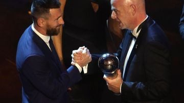 Leo Messi recibe el premio The Best de las manos de Gianni Infantino