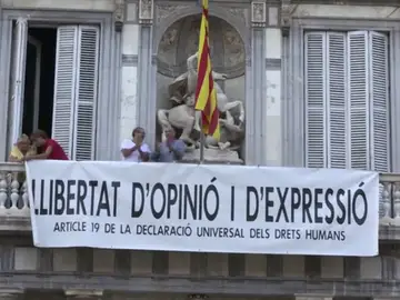 Vuelven a colocar otra pancarta en la Generalitat después de quitar la de los presos Vuelven a colocar otra pancarta en la Generalitat después de quitar la de los presos