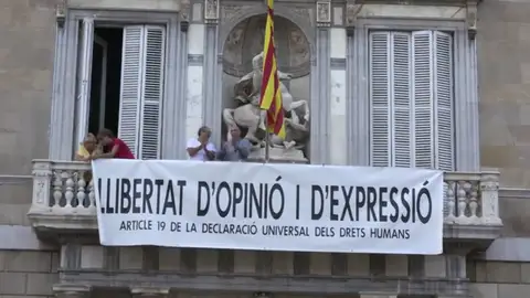 Vuelven a colocar otra pancarta en la Generalitat después de quitar la de los presos Vuelven a colocar otra pancarta en la Generalitat después de quitar la de los presos