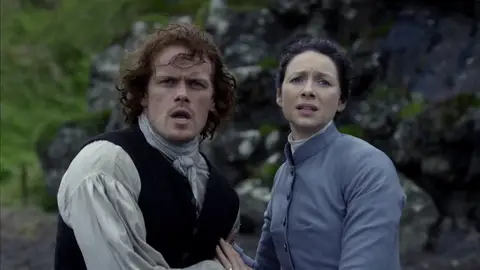 Claire (Caitriona Balfe) y Jamie Fraser (Sam Heughan) en 'Oulander' Claire (Caitriona Balfe) y Jamie Fraser (Sam Heughan) en 'Oulander'