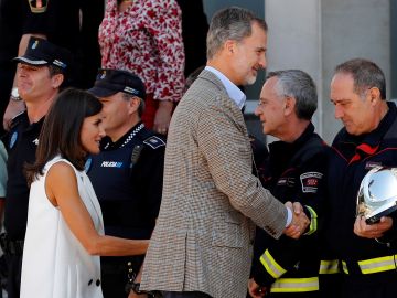 Los reyes Felipe y Letizia saludan a bomberos y policía local de Arganda del Rey