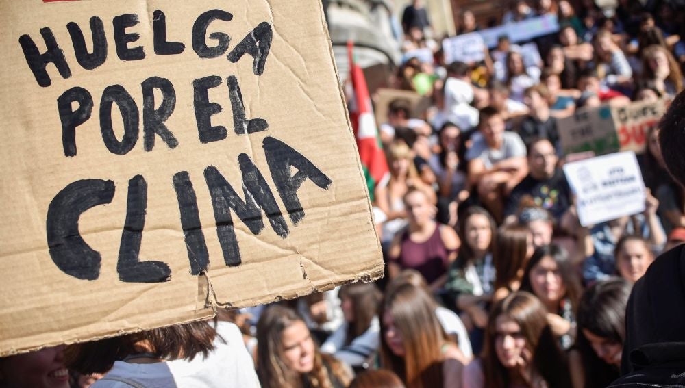Cientos de personas participan este viernes en una concentración convocada en Bilbao por diversos colectivos sociales con motivo de la "Huelga Mundial por el Clima"