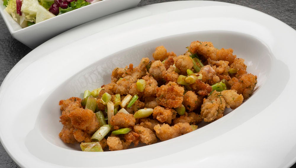 Lecheritas con ajos frescos y ensalada