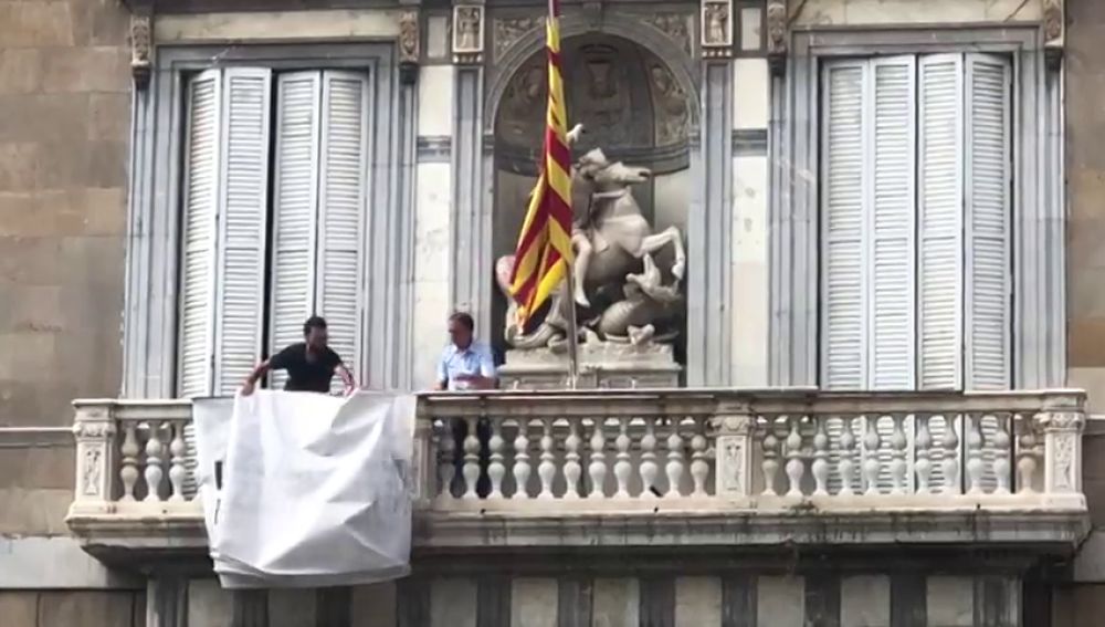 Retiran la pancarta de apoyo a los presos de la fachada de la Generalitat