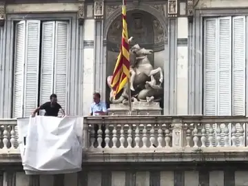 Retiran la pancarta de apoyo a los presos de la fachada de la Generalitat Retiran la pancarta de apoyo a los presos de la fachada de la Generalitat
