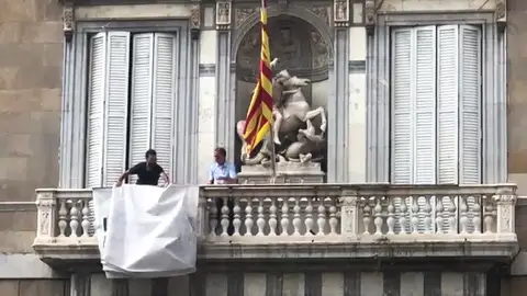 Retiran la pancarta de apoyo a los presos de la fachada de la Generalitat Retiran la pancarta de apoyo a los presos de la fachada de la Generalitat