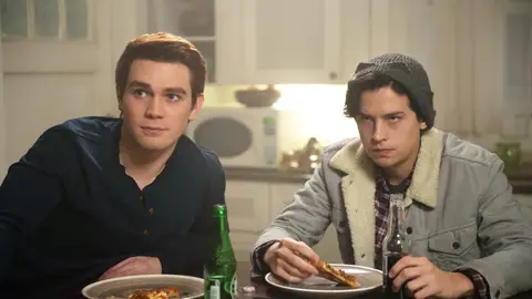 KJ Apa y Cole Sprouse como Archie y Jughead en 'Riverdale' KJ Apa y Cole Sprouse como Archie y Jughead en 'Riverdale'