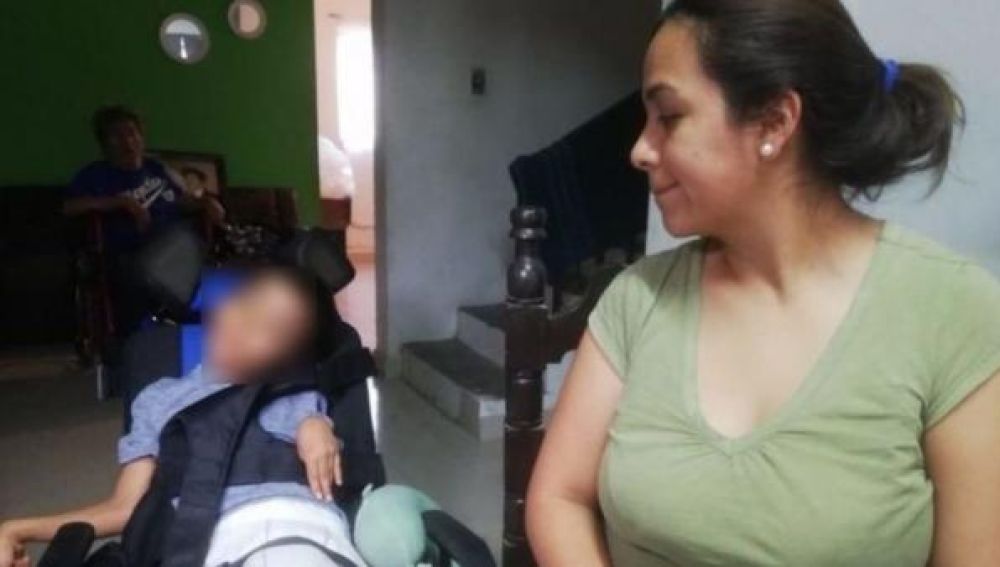 Iker Fuentes, un niño de 5 años, fue diagnosticado de parálisis cerebral espástica cuadripléjica tras intoxicarse con los metales de una pila que mordió.