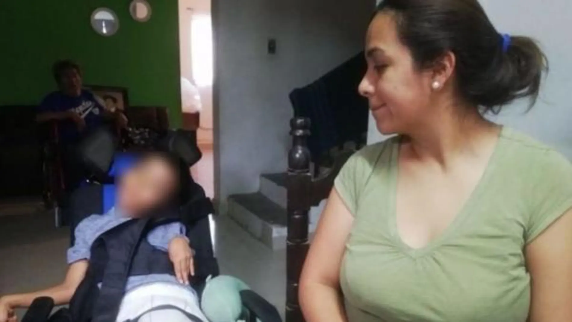 Iker Fuentes, un niño de 5 años, fue diagnosticado de parálisis cerebral espástica cuadripléjica tras intoxicarse con los metales de una pila que mordió. Iker Fuentes, un niño de 5 años, fue diagnosticado de parálisis cerebral espástica cuadripléjica tras intoxicarse con los metales de una pila que mordió.