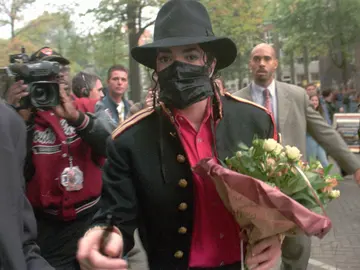 Michael Jackson con máscara Michael Jackson con máscara