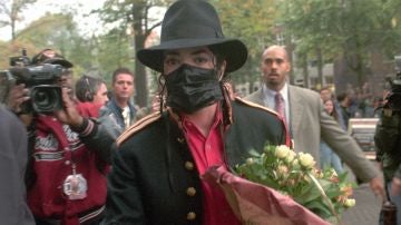 Michael Jackson con máscara