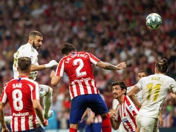 Karim Benzema cabecea un balón en el derbi del Metropolitano