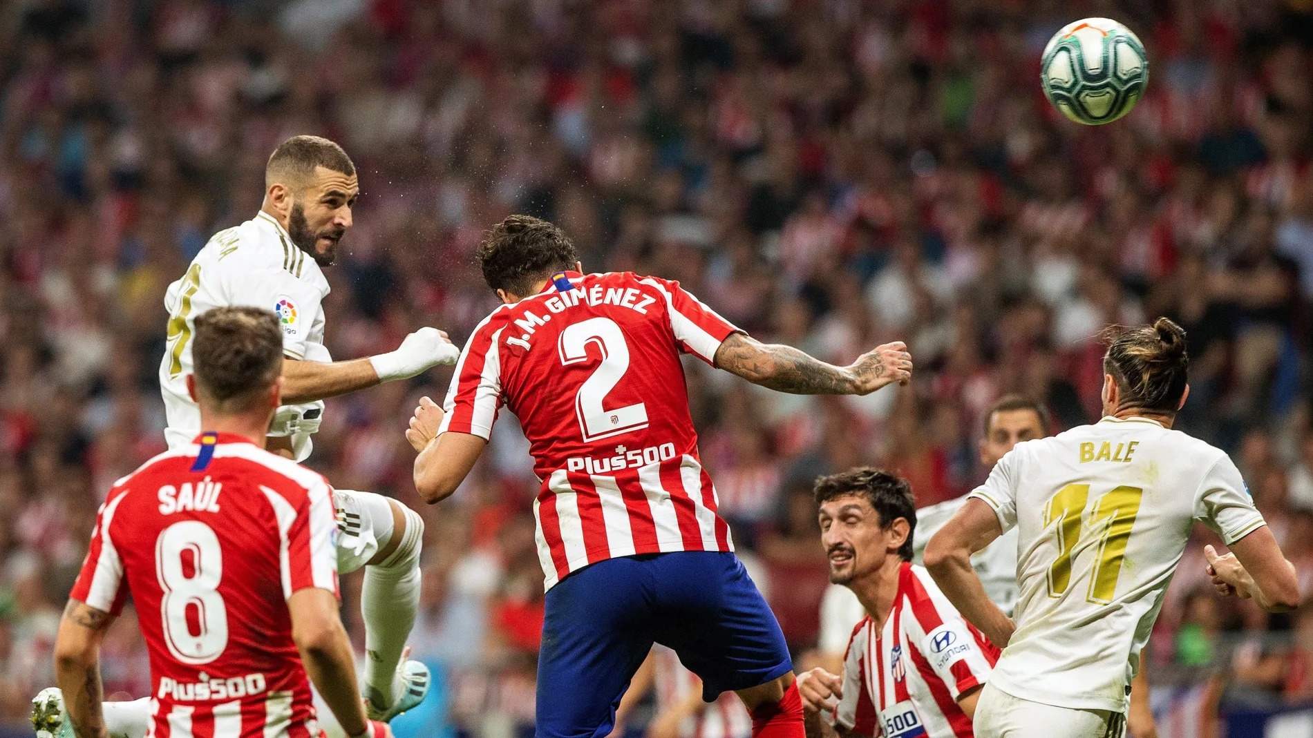 Karim Benzema cabecea un balón en el derbi del Metropolitano Karim Benzema cabecea un balón en el derbi del Metropolitano