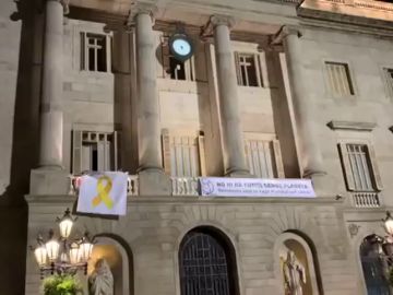 El Ayuntamiento de Barcelona retira el lazo amarillo de su fachada por orden de la Junta Electoral