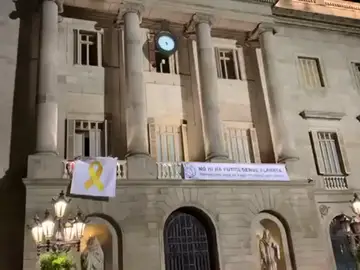 El Ayuntamiento de Barcelona retira el lazo amarillo de su fachada por orden de la Junta Electoral El Ayuntamiento de Barcelona retira el lazo amarillo de su fachada por orden de la Junta Electoral