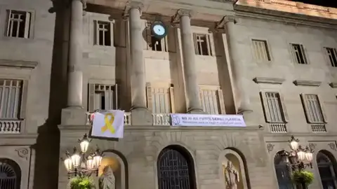El Ayuntamiento de Barcelona retira el lazo amarillo de su fachada por orden de la Junta Electoral El Ayuntamiento de Barcelona retira el lazo amarillo de su fachada por orden de la Junta Electoral