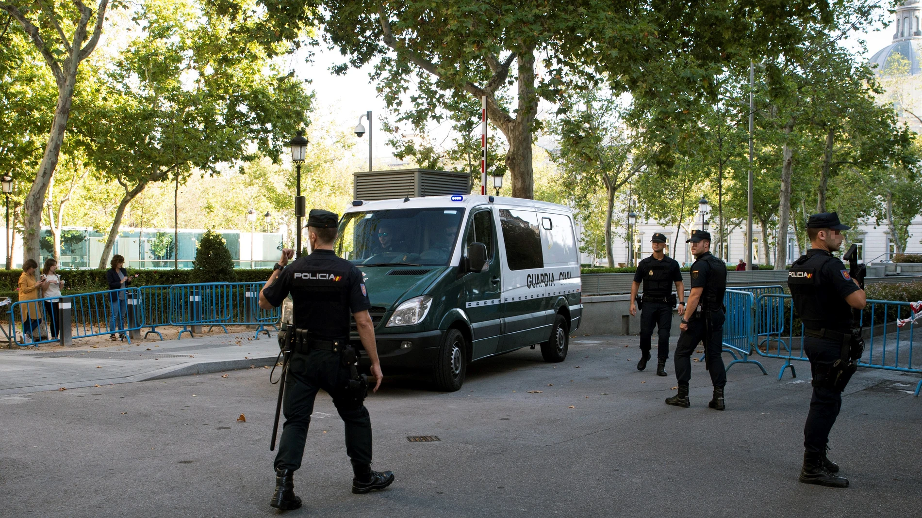 Un vehículo de la Guardia Civil en el traslado de siete miembros de los CDR detenidos Un vehículo de la Guardia Civil en el traslado de siete miembros de los CDR detenidos